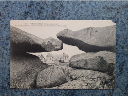 CPA   - 517  - TREGASTEL   - LA COMMUNAUTE VUE PRISE SOUS LES TORTUES DE ROCH ' MEUR - Trégastel