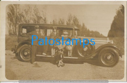 229075 REAL PHOTO AUTOMOBILE OLD CAR AND FAMILY POSTAL POSTCARD - Photographie