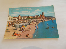 SITGES CATALUNA ( ESPANA  ESPAGNE ) PLAYA Y PUNTA  PLAGE TRES ANIMEES  BATEAUX SUR LE SABLE - Autres & Non Classés