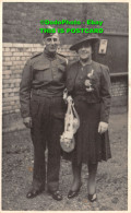 R422964 Male Form Next To A Woman With A Hat And Handbag. Postcard - World