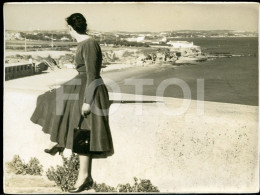 1959 ORIGINAL AMATEUR PHOTO FOTO FEMME WOMAN PRAIA DA TORRE BEACH OEIRAS PORTUGAL AT366 - Orte