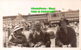 R422975 A Man And Two Women Are Sitting On The Beach. Postcard - World