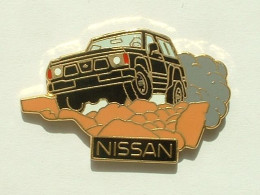 Pin's NISSAN 4 X 4 NOIR - Andere & Zonder Classificatie