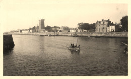 Les Sables D'olonne * Photo Ancienne * Chenal , Quais Et Tour D'arundel * Bateau De Pêche & Pêcheurs * 11x7cm - Sables D'Olonne