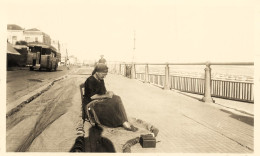 Les Sables D'olonne * Photo Ancienne 1946 * Raccomodeuse De Filets De Pêche , Remblai Et Autobus * 11x7cm - Sables D'Olonne