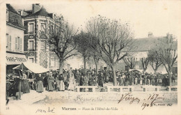 Vierzon * La Place De L'hôtel De Ville * Jour De Foire Marché - Vierzon