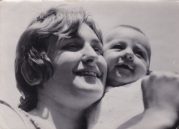 Old Real Original Photo - Woman Holding A Baby - Ca. 18x13 Cm - Anonyme Personen