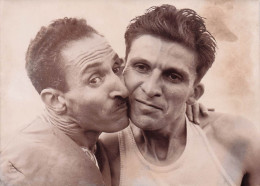 ATHLETISME 07/1958 ALAIN MIMOUN ET MAURICE CHICLET BATAILLE POUR LE 5000M  PHOTO 18 X 13 CM - Sport