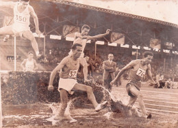 ATHLETISME 09/1957 STADE DE COLOMBES 3000M STEEPLE VAINQUEUR CHICANE DEVANT SOUCOURS  PHOTO 18 X 13 CM - Sport