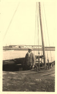 Les Sables D'olonne * Photo Ancienne * Bateaux De Pêche Pêcheur Et Au Fond , Forge De Marine * 11x7cm - Sables D'Olonne