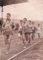 ATHLETISME 07/1959 STADE DE COLOMBES LE 1500M BERNARD DEVANT JAZY PHOTO 18 X 13 CM - Sport