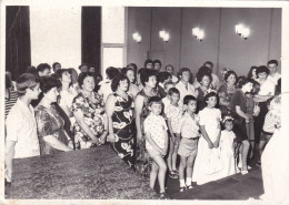 Old Real Original Photo - Wedding Group Of People Girls Boys In A Ceremonial Hall - Ca. 18x13 Cm - Personnes Anonymes