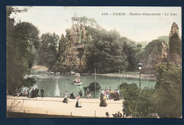 75. Le Parc Des Buttes Chaumont Et Le Lac. Visiteurs Et Barques Pour Traverser Le Lac. 1905 - Parks, Gardens