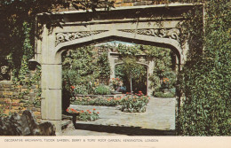 Postcard - Kensington, London - Derry And Tom's Roof Garden -Decorative Archways - Tudor Garden - No Card No - Very Good - Zonder Classificatie