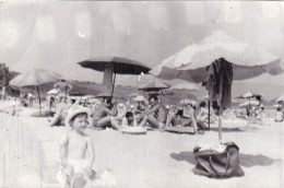 Old Real Original Photo - Naked Little Boy Playing On The Beach - Ca. 17x11.5 Cm - Personnes Anonymes