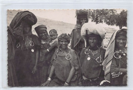 TUNISIE - Un Groupe De Bédouines - Ed. Victor & Sauveur BRAMI 38 - Tunisie