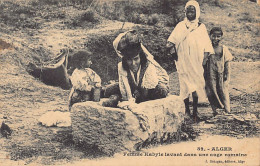 Kabylie - Femme Kabyle Lavant Dans Une Auge Romaine - Women