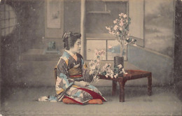 Japan - Geisha And Flower Bouquet - Autres & Non Classés