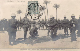 Libya - ITALIAN TRIPOLI - Distribution Of Biscuits To The Outposts Camped On The Edge Of The Desert - Libya