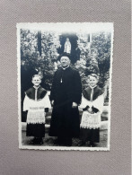 1947 Originele Foto - Photo Originale / Schooldirecteur En 2 Misdienaars - Directeur D'école Et 2 Enfants - 11,5x8,5 Cm - Anonymous Persons