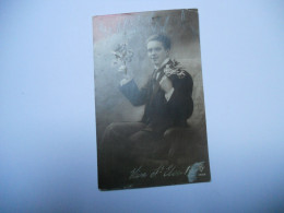 THEME HOMME  CARTE  ANCIENNE EN N/BL DE 1920 HOMME TENANT 2 BOUQUETS DE FLEURS  ASSIE SUR UNE CHAISE EN BOIS VIVA ST ELO - Photographs