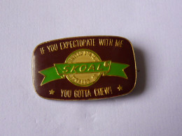 Pins SKOAL TABAC AMERICAIN SI TU ATTENDS AVEC MOI TU DOIS MACHER - Altri & Non Classificati