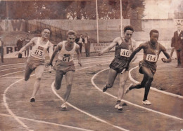 ATHLETISME 09/1959 FRANCE SUEDE A COLOMBES VICTOIRE DU 4X100 METRES PAR LES FRANCAIS PHOTO 18 X 13 CM - Sport