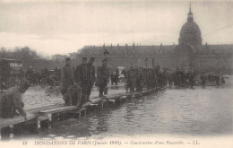 75-PARIS INONDE CONSTRUCTION D UNE PASSERELLE-N°T2253-A/0277 - De Overstroming Van 1910