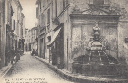 ST-REMY-de-PROVENCE (Bouches-du-Rhône): Rue Carnot Et Fontaine Nostradamus - Saint-Remy-de-Provence