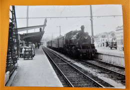 LIEGE  -  Train En Gare  -  Photo De  J. BAZIN  (1957) - Stations - Met Treinen