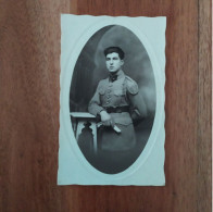 Photographie Ancienne Portrait Militaire Debout Appuyé Sur Un Meuble, Début 1900 Je Pense - Guerre, Militaire
