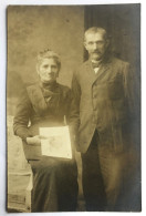 Carte Photo Couple En Habit De Deuil Avec Photo D'un Soldat - Un Fils Certainement Mort à La Guerre - Oorlog, Militair