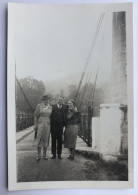 Ancienne Photographie 3 Personnages 1937 - Pont Suspendu Entre Belfort Et Besançon - Places