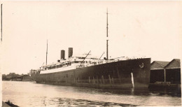 St Nazaire ? * Le Bateau Paquebot " GUADELOUPE " Années 30 Port Chantiers Guadeloupe * Photo Ancienne 11x6.6cm - Dampfer