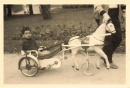 Jeux & Jouets * Enfant Avec Son Attelage Cheval à Pédale * Jeu Jouet Horse * Photo Ancienne 9.6x6.6cm - Giochi, Giocattoli