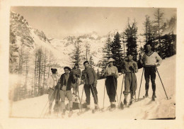 Sports D'hiver * Groupe De Skieurs * Ski Skieur  * Photo Ancienne 9x6.4cm - Sport Invernali