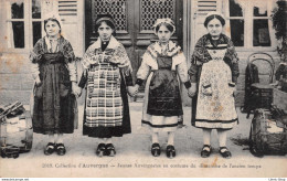 [63] Jeunes Auvergnates En Costume Du Dimanche De L'ancien Temps # Folklore # Costumes Cpa ± 1920 ♥♥♥ - Andere & Zonder Classificatie