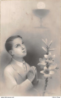 ILLUSTRATEUR A. SIMÉONE Portrait D'un Jeune Garçon Priant Devant Des Fleurs De Lys Cpa ± 1920  ♥♥♥ - Sonstige & Ohne Zuordnung