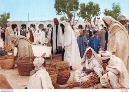 TUNISIE - DOUZ LE MARCHÉ MRAZIGIEN - LES MARCHANDS DE PANIERS -ÉD.© KOUIDI COLOR CPM ± 1980 ♦♦♦ - Tunesien