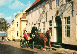 72683437 Aeroskobing Hans Aages Tourist Landauer Pferdekutsche Vor Landvogtwohnu - Danimarca