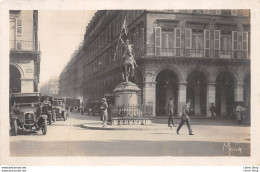 [75] STATUE DE JEANNE D'ARC DUE À FRÉMIET - PLACE DE RIVOLI -AUTOMOBILES -ÉD. MONA 1046 Cpa ± 1920 ♣♣♣ - Andere Monumenten, Gebouwen