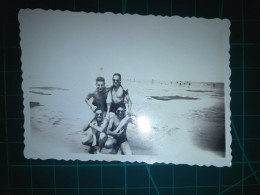 PHOTOGRAPHIE En Noir Et Blanc. Taille 9cm. X 7cm. Environ.Groupe D'hommes Amis En Maillot De Bain à Côté De La Plage. - Anonyme Personen