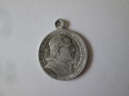 Medaillon Du Pape Pie XI Des Annees 1930,diam:19 Mm/Pope Pius XI Medallion 1930's,diam=19 Mm - Asociaciones