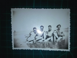 PHOTOGRAPHIE En Noir Et Blanc. Taille 9cm. X 7cm. Environ.Groupe D'hommes Amis En Maillot De Bain à Côté De La Plage. - Anonyme Personen