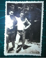 PHOTOGRAPHIE En Noir Et Blanc. Taille 9cm. X 7cm. Environ.Groupe D'hommes Amis En Maillot De Bain à Côté De La Plage. - Anonyme Personen