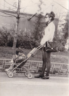 Old Real Original Photo - Sexy Woman With A Baby Stroller - Ca. 16.5x11.7 Cm - Anonyme Personen