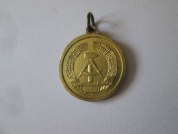Medaillon Salutations De La RDA Des Annees 1990,diam:18 Mm/Greetings From The GDR Medallion 1990's,diam=18 Mm - Alemania