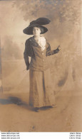 CARTE-PHOTO D'UNE JEUNE FEMME ÉLÉGANTE COIFFÉE D'UN CHAPEAU  # MODE PHOTO MIDGET LYON ±1920 ♦♦♦ - Fotografia