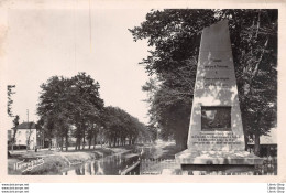 [80] ABBEVILLE- MONUMENT DU CHEVALIER DE LA BARRE ET LE CANAL- ÉDIT. E. HARMIGNIES N°14 - CPSM ± 1950 ♦♦♦ - Abbeville