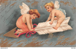 Carte Gaufrée De Bonne Année Avec Dorure - Anges Sur Une Flèche - Style Clapsaddle Cpa 1904 ♣♣♣ - Neujahr